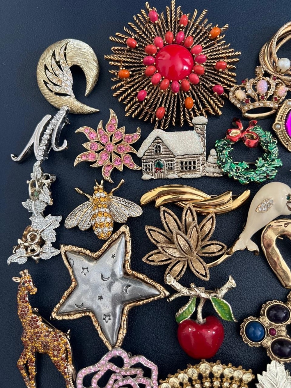 Vintage to Modern Brooches and
Earrings Lot Bundle
Set Some Signed - Picture 7 of 7